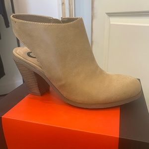 G by Guess little cream boots